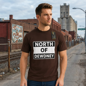 T-shirt à manches courtes marron pour homme North Of Dewdney, coupe classique, col rond, imprimé décontracté, jersey en coton, logo sur le devant - Product Image 5