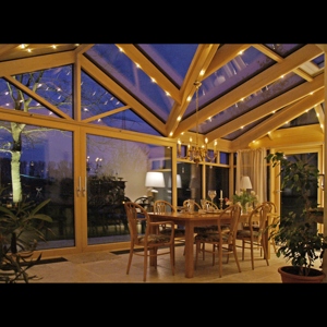 Véranda de luxe revêtue d'<span class=keywords><strong>aluminium</strong></span> avec toit pyramidal vitré low-e à rupture thermique Lumières d'extérieur triangulaires pour villa, maison ou jardin - Product Image 1