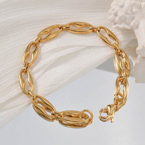 Bracelet unisexe en acier inoxydable plaqué or 18 carats, maillons cubains ovales lisses et géométriques, finition miroir brillante, durable et tendance - Product Image 3