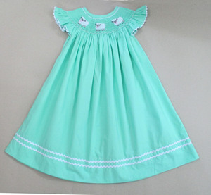 Robes Smockées Vert Menthe pour Bébés Filles, Broderie Délicate Faite Main, Élégance Emballée, Vente en Gros - Product Image 1