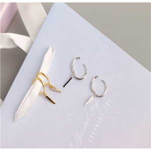 FUAMAY Pendientes de Aro Triangulares con Puntas de <span class=keywords><strong>Plata</strong></span> Sólida 925 Bañados en Oro, Joyería de Circonita, Pendientes Colgantes con Aro Puntiagudo - Product Image 4