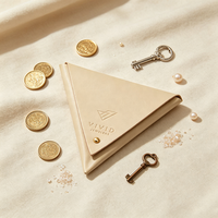 Pochette à bijoux en cuir microfibre beige avec logo embossé personnalisé en forme de triangle