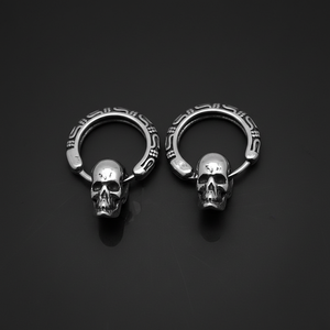 Boucles d'oreilles créoles personnalisées pour hommes en acier inoxydable 316L hypoallergénique, avec breloque crâne vintage, style gothique punk viking, cadeau - Product Image 1