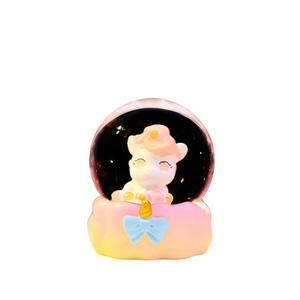 La popolare sfera di cristallo illuminata, una decorazione natalizia a forma di cartone animato nel paese delle meraviglie tra le nuvole, è un regalo creativo e - Product Image 5