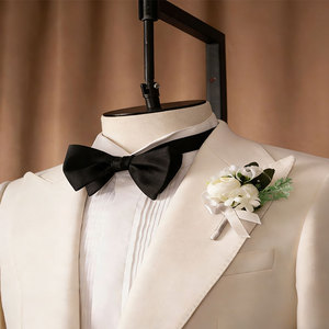 Traje de <span class=keywords><strong>hombre</strong></span> formal a medida color crema, chaqueta de corte estructurado con detalle de boutonnière <span class=keywords><strong>para</strong></span> novio, ideal <span class=keywords><strong>para</strong></span> ocasiones de gala. - Product Image 2