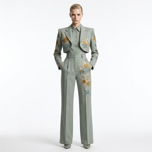 Completo Tre Pezzi da Donna con Bolero Corto Ricamato, Pantaloni a Gamba Larga, Elegante per Ufficio, Verde Salvia e Oro, Lussuoso Personalizzato Jinyuan - Product Image 1