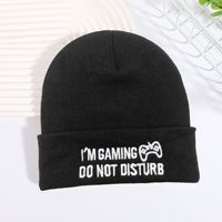 Berretto Lavorato a Maglia con Risvolto e Ricami, Progettato per Brand di Merchandising Gaming, per la Creazione di Linee di Abbigliamento Casual con Stili di Berretti da Gamer Ricamati