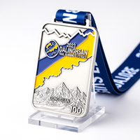 Médaille rectangulaire personnalisée en alliage de zinc et émail souple pour tournoi de trail running, trophée souvenir gravé au laser en argent antique