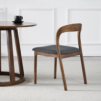 Chaises de salle à manger de restaurant design moderne de luxe avec revêtement en cuir PU, structure en bois massif, pieds en bois et dossier rond