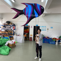 Ballon gonflable de marionnette de poisson de marche drôle d'animal de mer sauter poissons tropicaux avec la lumière de LED pour l'événement de défilé