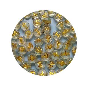 Mejor precio, 100 Uds., pigmento redondo plano con purpurina, oro transparente, abalorios del alfabeto inglés, cuentas de letras de plástico para pulsera DIY - Product Image 5
