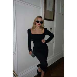 Robe de bal vintage noire de luxe, coupe trapèze, col carré, longue, élégante, en polyester, tailles XS-XL, motif brodé, style Empire - Product Image 4