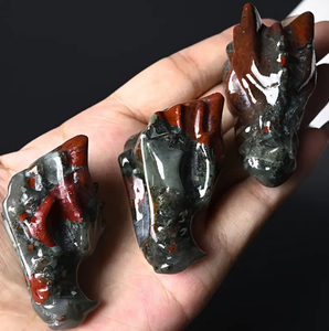 Crânes de dragon sculptés en pierre de sang africaine de haute qualité, 5 cm, uniques, pour la décoration de la maison ou du bureau, marque Crystalhola, tendance, vente en gros - Product Image 2