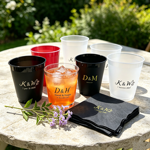 Vasos de Plástico Desechables Promocionales Personalizados de 16oz, Vaso de Plástico PET Negro para Bebidas Frías, Servilleta Borgoña para Novia - Product Image 1