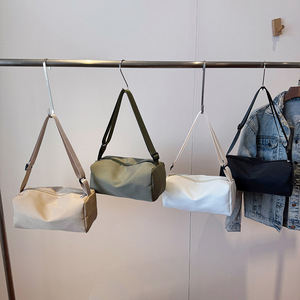 Sac à main sportif léger en PU pour femmes, capacité de 1 L, fermeture éclair, pliable, couleur personnalisable, logo, sac à bandoulière unique, sac sous le bras - Product Image 4