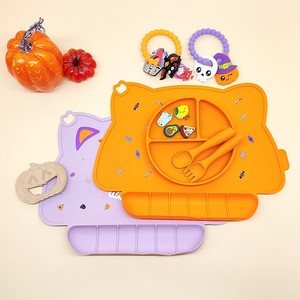 แผ่นรองจานซิลิโคนพับได้สำหรับวันฮาโลวีน แผ่นรองกันลื่นและกันความร้อน พร้อมที่เก็บเศษอาหาร ชุดอาหารเด็ก ขายส่ง - Product Image 1