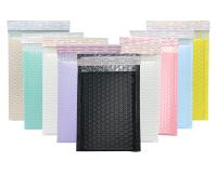 Enveloppes à bulles noires imprimées sur mesure, faible MOQ, échantillon gratuit, sacs rembourrés résistants aux chocs pour l'expédition de vêtements et de cosmétiques