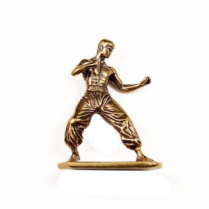 1 pièce, objet de décoration créatif pour la maison, <span class=keywords><strong>Kung</strong></span> <span class=keywords><strong>Fu</strong></span> chinois, <span class=keywords><strong>Bruce</strong></span> <span class=keywords><strong>Lee</strong></span>, en laiton, mini objet de décoration de bureau personnalisé, cadeau - Product Image 3