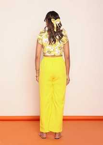 Conjunto de Dos Piezas para Mujer: Top Estampado con Volantes y Pantalón con Corte Especial, Diseño Elegante, Estilo Moderno y Cómodo - Product Image 3