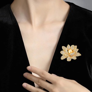 Spille eleganti da donna con fiori di perle di cristallo e loto con spille di lusso da donna - Product Image 5