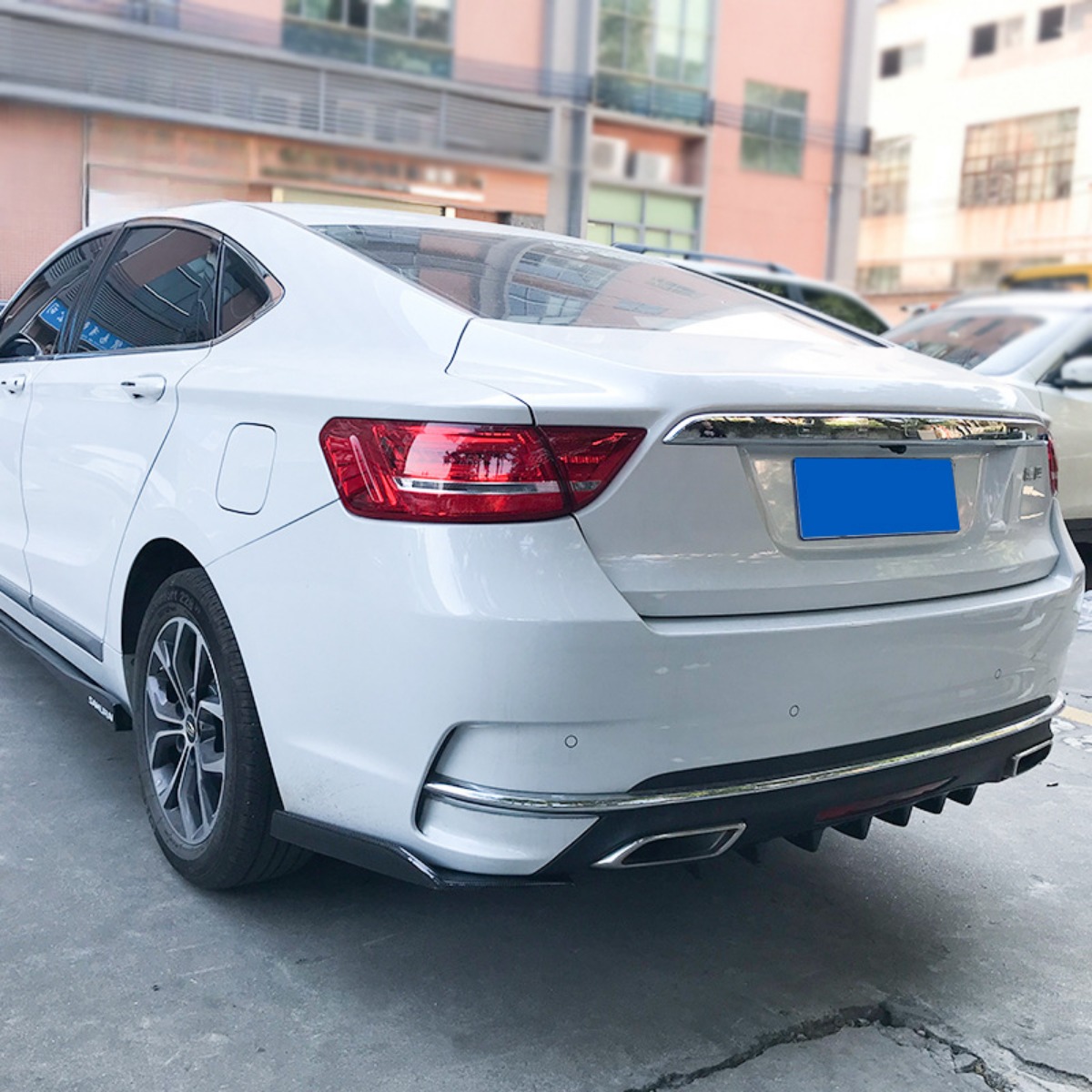 Rear Package Corner-Carbon