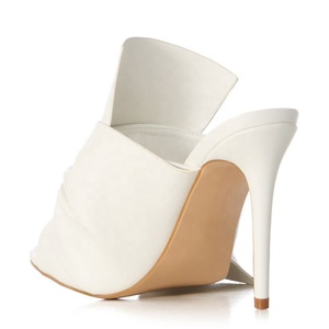 Sandales personnalisées dorées pour femme à bout ouvert en similicuir avec nœud, talons aiguilles fins sur mules - Product Image 6