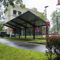 Structure de carport moderne en membrane tendue PVC/PTFE avec fonction ignifuge pour utilisation en extérieur comme abri de stationnement, garage et entrepôt