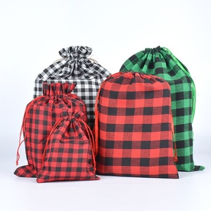 Sac à cordon en tissu écossais rouge et noir pour Noël, idéal pour les cadeaux de fête, l'emballage de bonbons et les cadeaux. - Product Image 2
