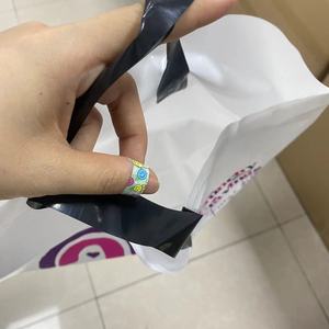 Bolsa de compras de plástico blanca impresa a medida con impresión de logotipo a todo color, bolsa de transporte de plástico para tienda de ropa. - Product Image 3