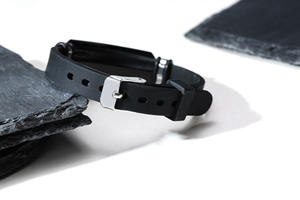 Pulsera de silicona y acero personalizable para hombre pulsera de identificación de perro grabable con detalles de cuero pulsera deportiva de goma - Product Image 4