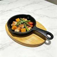 Poêle en fonte à poignée unique antiadhésive compatible induction avec base en bois pour saisir les steaks, cuisson à domicile et en restaurant