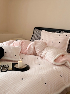 Parure de lit quatre pièces en <span class=keywords><strong>velours</strong></span> de lait double face pour fille d'hiver, broderie d'amour avancée, couvre-lit chaud, fournitures de lit ODM/OEM - Product Image 6
