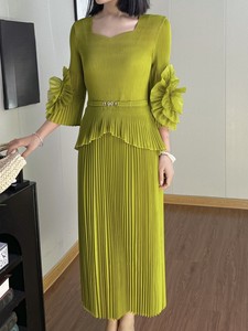 Abito floreale fatto a mano Miyake un abito da <span class=keywords><strong>donna</strong></span> Plus-size alla moda in tinta unita con pieghe ad alto elastico - Product Image 3