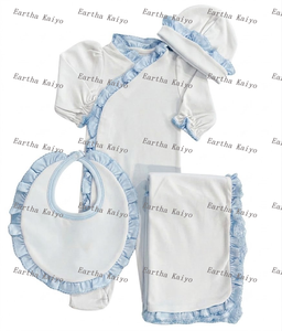 Monogramm 100% Baumwolle Heimkehr-Outfit Neugeborenen Strampler-Set mit Füßlingen, personalisiertes Rüschen-Baby-Mädchen-Kleidungsset, Schlafanzug mit Mütze, Lätzchen und Decke - Product Image 3