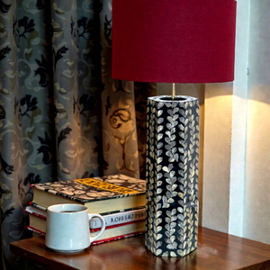 Lampe de table électrique en nacre avec source de lumière LED, design artisanal incrusté de coquillages, intensité réglable pour une décoration intérieure sophistiquée - Product Image 1