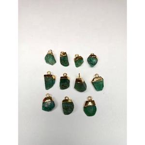 Colgante Pequeño de Esmeralda Natural Preciosa en Bruto, Conector de Piedra de Nacimiento, Dijes de Oro Vermeil Verde de Alta Calidad, Mes de Mayo - Product Image 2