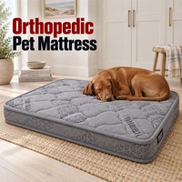 Matelas orthopédique pour chien gris texturé avec dessus matelassé ondulé et tissu latéral imprimé pour usage intérieur