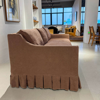 Canapé d'angle trois places en lin plissé, design français moderne et luxueux, confortable, avec pompons, pour la décoration intérieure d'hôtel