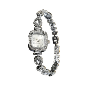 Reloj para mujer con caja cuadrada, brazalete de eslabones y esfera colorida, completamente adornada con piedras y con números. - Product Image 6