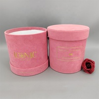 Vente flash - Boîte cadeau ronde en carton avec fleurs roses en matériaux recyclés, avec laminage mat et gaufrage