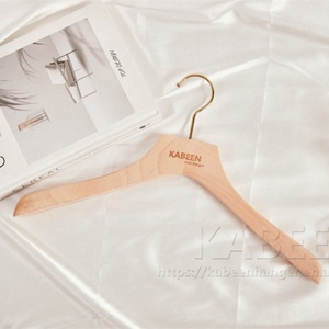 Cintres modernes <span class=keywords><strong>en</strong></span> <span class=keywords><strong>bois</strong></span> de luxe de nom de marque de logo personnalisé pour l'affichage de vêtements - Product Image 5