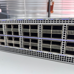 Commutateurs réseau DCS-7170-64C avec fonction POE - Product Image 2