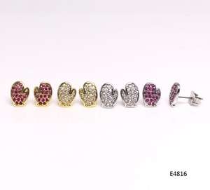 Boucles d'oreilles tendance en argent S925 plaqué or avec zircon serti en forme de <span class=keywords><strong>mitaine</strong></span> d'hiver pour les cadeaux de fiançailles, d'anniversaire et de fête - Product Image 1