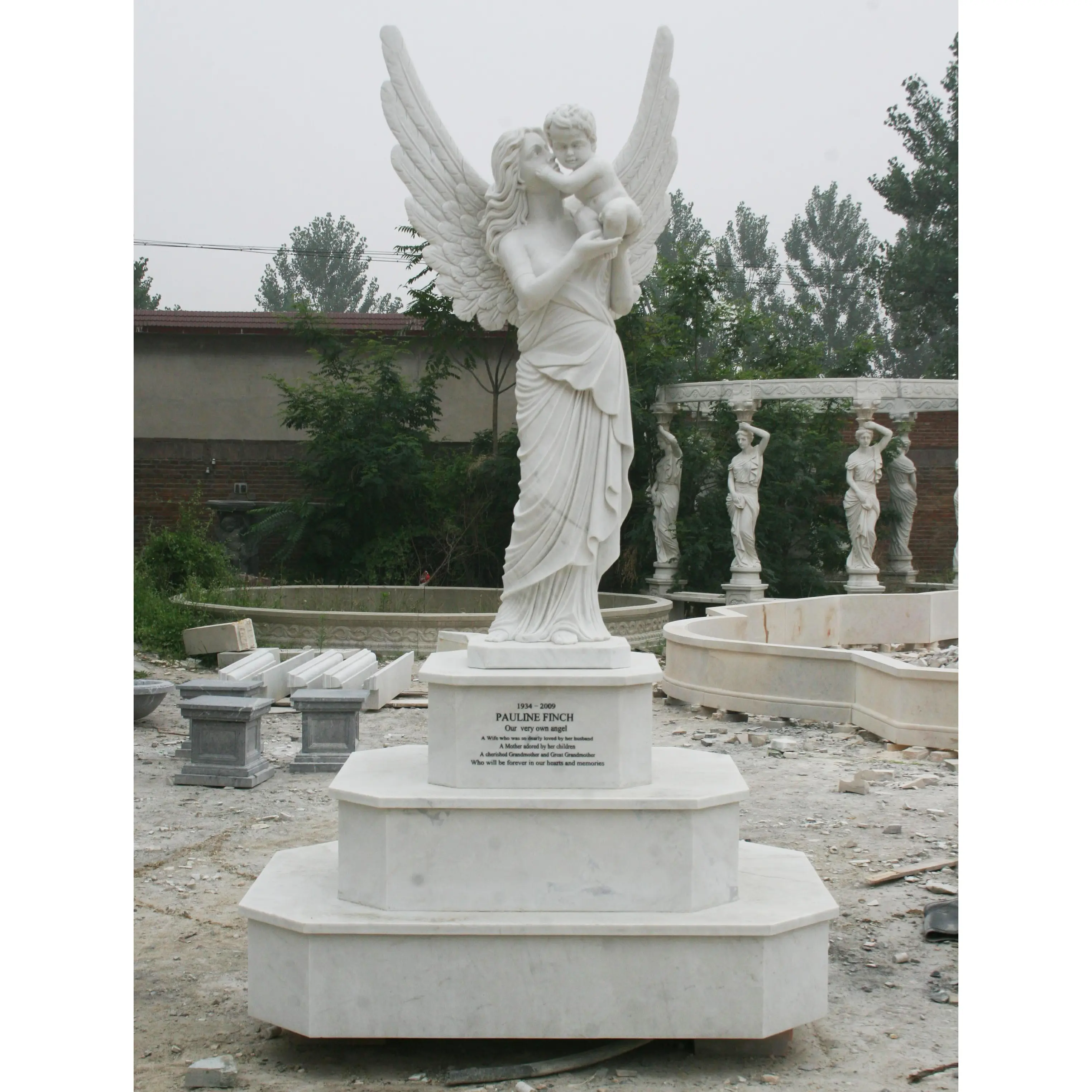قبة رخامية بيضاء تمثال ملاك وطفل حجر مقبر