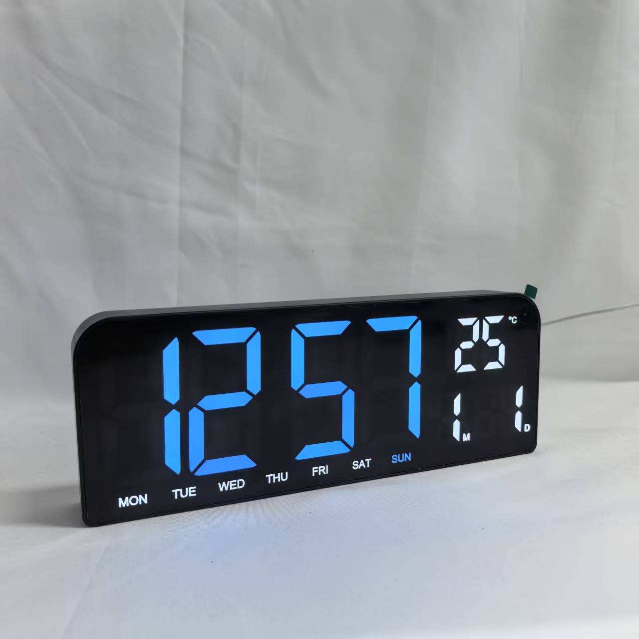 coque noire avec lumière blanche bleue