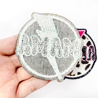 Patch thermocollant personnalisé en stock, motif cœur léopard 'Mama' bleu et rose, à paillettes, petit format, pour sacs et chapeaux DIY