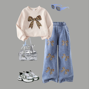 Completo Casual Primaverile 2026 per Bambina: Felpa Beige a Maniche Lunghe con Fiocchi Leopardati e Jeans a Gamba Larga - Product Image 6