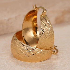 Orecchini a Cerchio E4479 in Oro per Donna, Gioielli Placcati Oro per Uso Quotidiano - Product Image 4