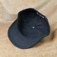 Casquette de baseball noire en pur coton avec visière courte et 5 panneaux ajustables, motif brodé personnalisé