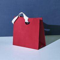 Sacs en papier perforés personnalisés pour les boutiques de vêtements, les cadeaux, l'emballage d'achats et les sacs souvenirs - Fabriqués sur commande